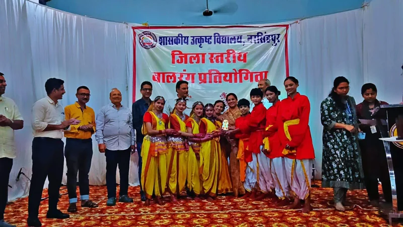 मंच पर गूंजे सुर, थिरके कदम, चित्रों में सजी कल्पनाएं