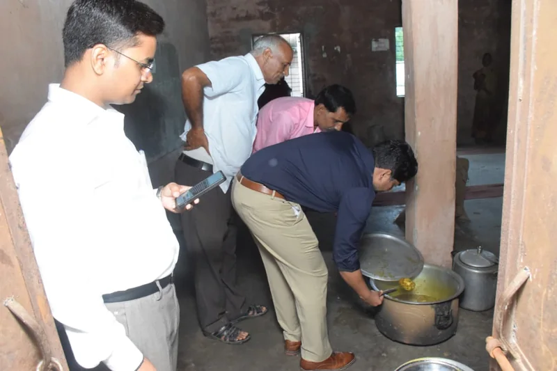 जन विश्वास अभियान के तहत कलेक्टर ने शासकीय पूर्व माध्यमिक विद्यालय देवरा का किया निरीक्षण