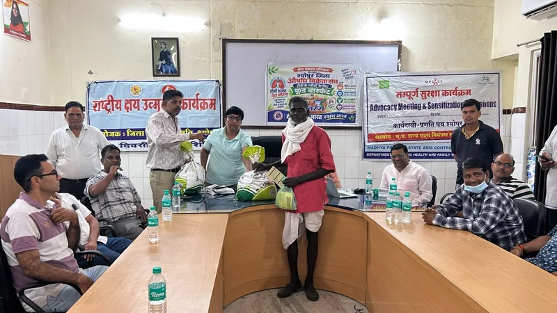केमिस्ट एसोसिएशन द्वारा फूड बास्केट का वितरण