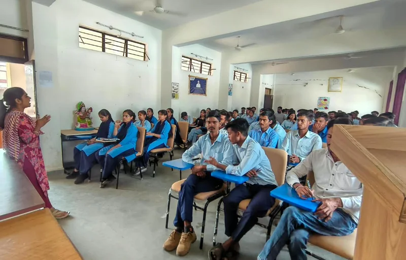 ‘वोकल फॉर लोकल’ सत्र आयोजित — युवाओं ने गांधी जी के विचारों को वर्तमान जीवन से जोड़ा