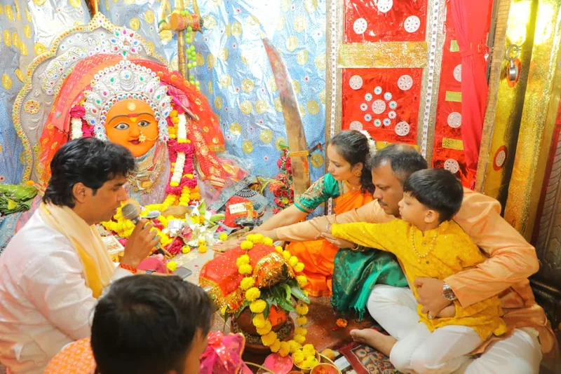 शारदीय नवरात्रि पर कलेक्टर श्री ऋतु राज सिंह ने सपत्नीक मां तुलजा भवानी व मां चामुंडा की पूजा-अर्चना कर जिले…