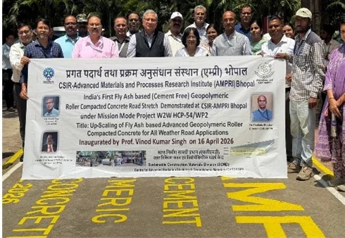 भोपाल के AMPRI परिसर में नई सड़क पर परियोजना का बैनर थामे वैज्ञानिक और कर्मचारी