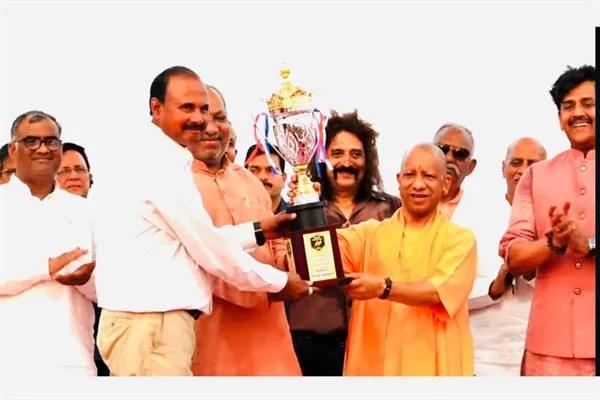 रोइंग ट्रॉफी मंच का विज्ञप्ति चित्र